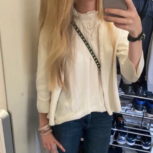 Hm topp - Super fin eftertraktad topp ifrån hm, storlek S, använd en gång. Köptes för 199kr. Köparen står för frakt.