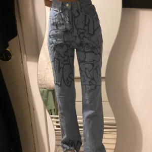 Mönstrade jeans - Mönstrade jeans. Klippt bort lappen, men köpt från zalando.