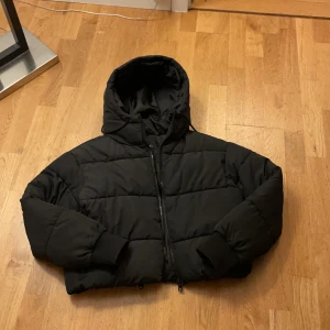 Jacka - Säljer denna svarta puffer jackan då den inte kommer till användning. Använt den 1 vinter bara. 