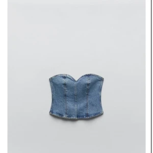 Jeanstopp - Skitsnygg jeans topp från Zara med dragkedja i ryggen🫶🏼 Tyvärr för stor för mig, lånade bilder!💕