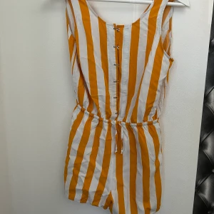 Weekday jumpsuit  - Byxdress i retro. Använd 1 gång. Rymlig i storleken. 