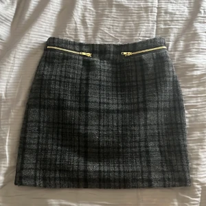 Asos kjol - Säljer denna så coola kjol från asos, aldrig använd med prislapparna kvar! Perfekt till hösten under en stickad tröja. Passar även 36. Skriv privat för fler bilder!!!❤️❤️❤️