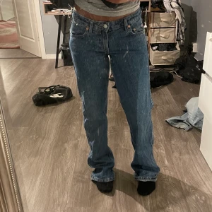 Weekday jeans Arrow low - Säljer mina fina weekday jeans i modellen Arrow low, de passar inte mig längre tyvärr, men de är helt felfria! Jag är 160! ❤️ köparen står för frakt ( buda med minst 10kr )