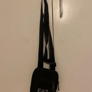 ARMANI VÄSKA - Armani väska i nyskick och typ aldrig använd