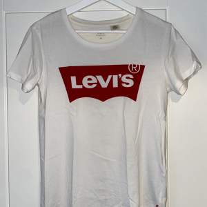 Klassisk t-shirt från Levi’s i storlek XS 💕frakt tillkommer på ca 60kr! Priset kan diskuteras!