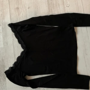 V ringad tröja - Säljs då den inte satt bra på mig, jätteskönt material dock