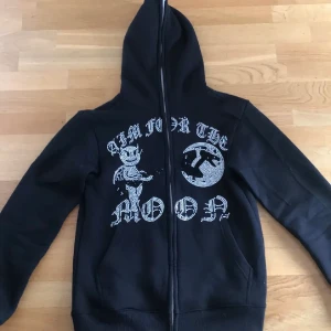 Aim for the moon  - Fint skick och inte använd så mycket. Enstaka rhinestones har fallit av.