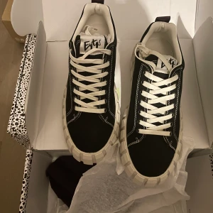 Eytys helt ny odessa svart canvas  - Helt ny skick med låda odessa från eytys Storlek 42