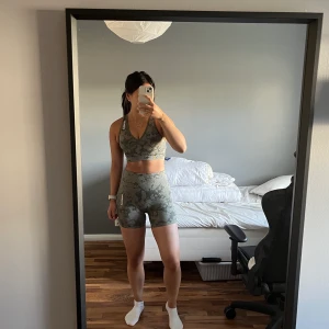 Gymshark - set  - Gymshark set! Lite militär-aktigt, skönt material. Använt ca 2 gånger!  Toppen & Shortsen är i XS Nypris ca 900 (90$) 