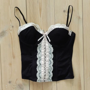 Korsett - Fin korsett/bustier från H&M  Svart med ljusrosa och vita detaljer 🖤 Möjligt att mötas upp i Stockholm 