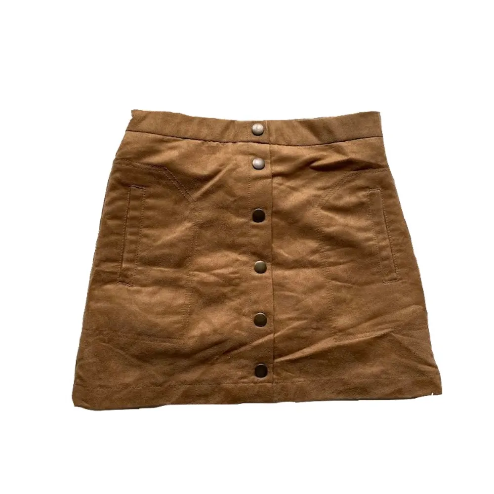 Cool fake skinnkjol i storlek 146 från H&M. Den är i superbra skick. Säljer pga är för liten för mig. Om du har mer frågor om frakt, mått m.m. är det bara att höra av dig⭐️. Hameet.