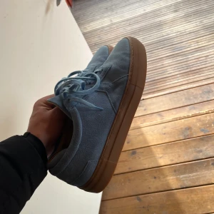 Arigato skor - Säljer ett par arigato skor då dom inte passar mig, storlek 43. Som ni ser på bilderna är skorna nästan nya   Nypris ligger runt 2.200 sek Tar bud, släpper billigt