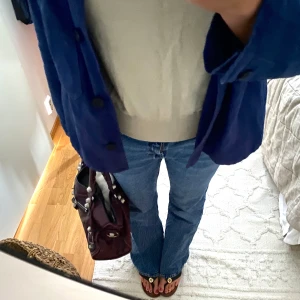 Bootcut jeans zara  - Super bra jeans från zara! Går att använda till allt. Färgen är perfekt. De kommer inte till användning längre, men super bra skick!