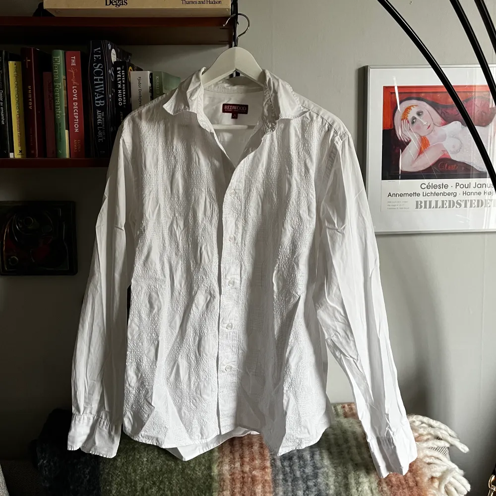 En vanlig vit oversize skjorta, men med inbeordrat mönster som gör den unik. Aldrig använd av mig . Skjortor.