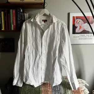 En vanlig vit oversize skjorta, men med inbeordrat mönster som gör den unik. Aldrig använd av mig 