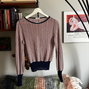 Gullig topp - Superfin finstickad topp. Går att ha den både lite kortare eller hellång. Sitter lagom på mig som är S-M. Färgerna är starkare i verkligheten, men va svårt att fånga på bild, mörkblått, vitt och rött🥰