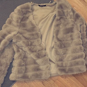 Ginatrecot  - Fin pälsjacka passar nu till hösten super fin och varm