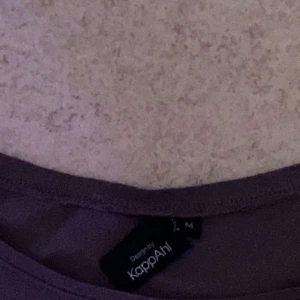 Basic lila t-shirt storlek M - Frakt ingår ej