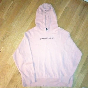 En rosa hoodie 100kr - Nu så säljer jag denna rosa bekväma hoodien för 100 kr. Den ha jätte lite färg där nere men det syns ej, tvättas innan jag skickar. Frakten är 142 kr och jag säljer den för 100 kr så då blir totalt 242 köpte den för ca 400-450kr, använd 2-3 gånger att Xl 