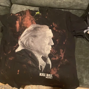 Kill Bill Tshirt - Kill-Bill tshirt med orange ”tie-dye” på den Fett tho