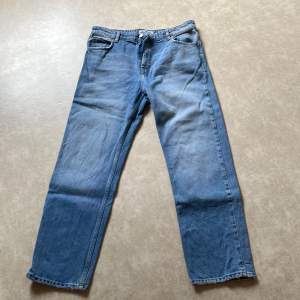 Ett par schyssta 90-tals blå jeans från just junkies Storlek: w34 l30  Men passar l32  Nypris 1000 kr 