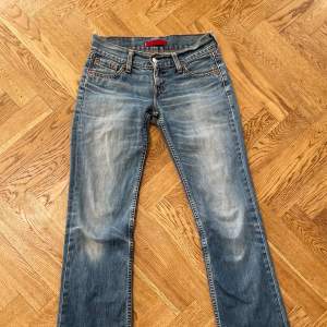 Säljer Levis jeans i bra kvalitet. Passar för någon som är ungefär 170 cm lång och motsvarar storlek XS. Modellen är rak/ vida ben. Absolut inget fel på dem. Kan också byte mot liknande i S/M✨ Midjemått: 39 cm rakt över  Innerbenslängd: 84 cm