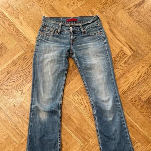 Levi’s Jeans - Säljer Levis jeans i bra kvalitet. Passar för någon som är ungefär 170 cm lång och motsvarar storlek XS. Modellen är rak/ vida ben. Absolut inget fel på dem. Kan också byte mot liknande i S/M✨ Midjemått: 39 cm rakt över  Innerbenslängd: 84 cm
