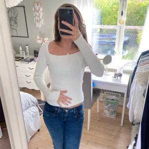 Snygg ribbad långärmad - Super snygg och skön ribbad långärmad från hm. Köptes förra vintern för 199kr. Den har inga fläckar eller missfärgningar vad jag sett❤️
