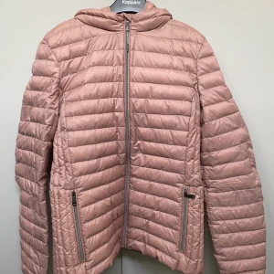 Dunjacka/höstjacka - Gammelrosa dunjacka från Esprit i fint skick. Passar perfekt nu till hösten men även till våren. 200kr+frakt eller mötas upp i Lund💗bara att skriva om du har nån fråga/vill ha fler bilder!