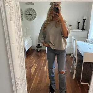 Jeans från zara. Använt många gånger men är i bra skick. Har fler bilder på dessa jeans med en annan topp i flödet om ni vill ha fler  bilder. 66kr i frakt som köparen står för💗