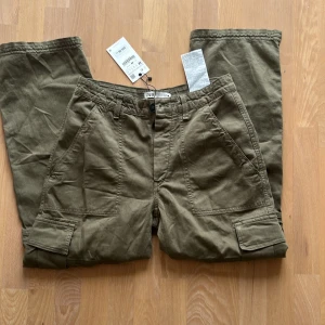Zara cargobyxor - Supersnygga cargobyxor från Zara i M. köpta för några månader sen och säljs ej längre. har 3 par cargobyxor så väljer att sälja dessa. aldrig använda men sitter supersnyggt! skriv för bilder på💕