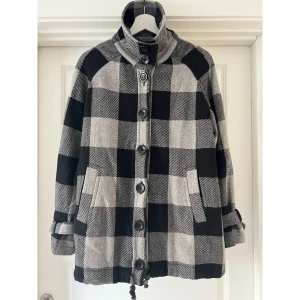 Rutig jacka oversized - Fodrad jacka med krage. Inga skador eller märken, är nytvättad och ej använd sedan dess. Oversized då jag normalt är M/L och kan ha denna! 