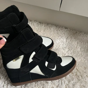 Skor - Säljer dessa Isabel Marant inspirerade skorna, köpta secondhand🫶🏼 ca 4/5 cm hög klack, fint skick