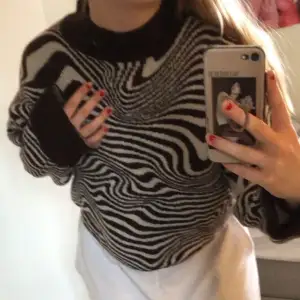 Så mysig tröja med zebraprint köpt från HM i vintras. I gott skick💗