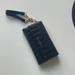 Mobilskal, plånbok - Ideal of Sweden, casette clutch, iphone 12, nypris 500 kr. Nyskick. 