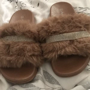 Fina sandaler -  Helt nya ljus karamellfärgade sandaler i storlek 36 aldrig använder ju provat en gång är jätte sköna har själv ett par i svärta kan användas så morgonsko Ella som ute skor    Köparen står för frakt den och få bestämma själv hur de vill fraktas