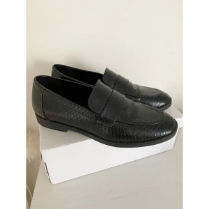 Svarta mönstrade loafers - SÅ snygga loafers i krokodilmönster. Använda två gånger, så är i nyskick! 