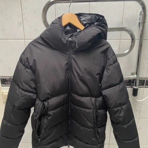 Vinterjacka  - Säljer nu min vinterjacka som knappt använts då jag köpte en ny. Jackan är från pull and bear, den har en huva och är väldigt värmande.