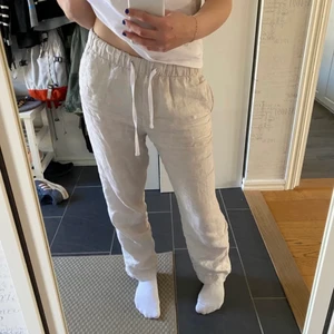 Linnebyxor HM - Säljer mina fina eftertraktade linnebyxor från hm! Väldigt populärt nu till sommar och de är helt oanvända, endast testade❤️‍🔥 Är 166 cm lång för referens!