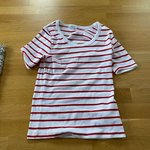 Newyorker t-shirt  - Jag säljer en new yorker tröja som är i storlek L men skulle säga att den är i storlek S📍🥰 ny köpt för 100kr😍