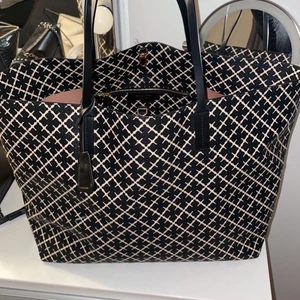 By Marlene Birger väska - En fin väska från Marlene Birger. Den stora modellen och nypris är ca 2700kr. Den har en liten fläck i botten men den är inte så stor och man får säkert bort den, dock knappt använd så nästan som ny. Kan tänka mig att sälja den för runt 1800-2000 men pris kan diskuteras. Skriv till mig om ni är intresserade💕💕