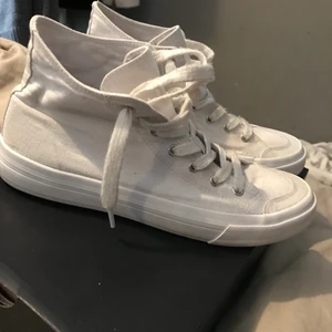 Vita sneakers  - Säljer ett par vita fake converse för 50kr. Nästan som nya, använda fåtal gånger. Storlek: 39🌸 OBS! Köparen står för frakten🤍