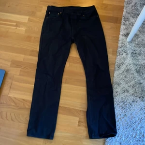 Levis 501, stl 36W 36L - Säljer mina Levis 501 pga att de blivit för små för mig. Är 202cm lång och de är bara några få cm korta på mig.