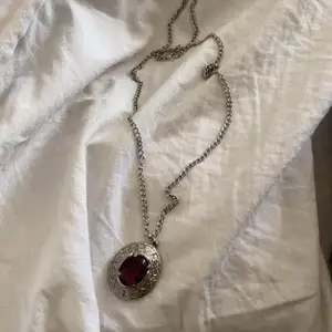 Silvrigt halsband med lila sten i😁 Knappt använt!
