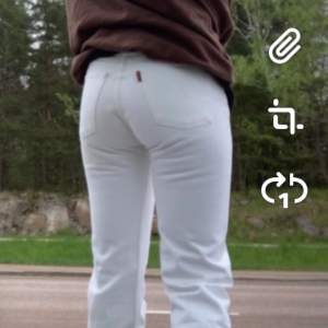 Vita lågmidjade jeans. Vet ej exakta märket men ser lite vintage ut men i så bra kvalite. Köpte dom av en vän som köpte dom här på plick. Vet ej exakta storlek men jag är oftast M i jeans så skulle rekommendera storlek Xs/S för dessa byxor. Skriv för mer info. Buda från 150 eller köp direkt för 300❤️ + frakt (använda fåtal gånger)