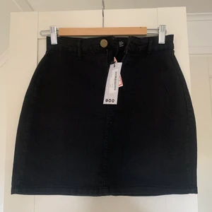 Kjol - Oanvänd svart jeanskjol från bohoo med lapparna kvar! Storlek 36💙