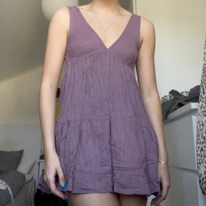 Klänning pull and bear - En perfekt liten strand eller vardagsklänning från pull and bear. Säljer då jag inte känner att färgen passar mig. Köparen står för frakten💕