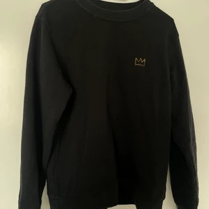 HOV1 sweater - Säljer denna hov1 sweater som jag i princip aldrig använt! Den är från deras gamla merch som inte säljs längre🧡