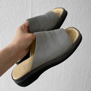 Tofflor - Chunky tofflor i ljusblå/blågrå färg, knappt använda. I mycket bra skick och väldigt bekväma att gå i❣️ från Ecco