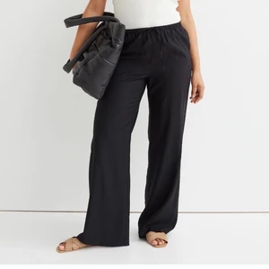 Satinbyxor  - Säljer mina satinbyxor från H&M i storlek M med prislapp kvar (slutsålda på hemsidan) då de är lite för stora på mig! Superfin modell och världens skönaste material nu till varmare väder 😍😍😍 Kan även tänka mig att byta mot ett par i strl S!